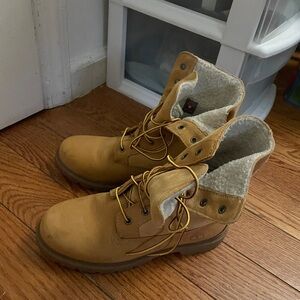 Women’s 7.5 Timberland Fleece Boots